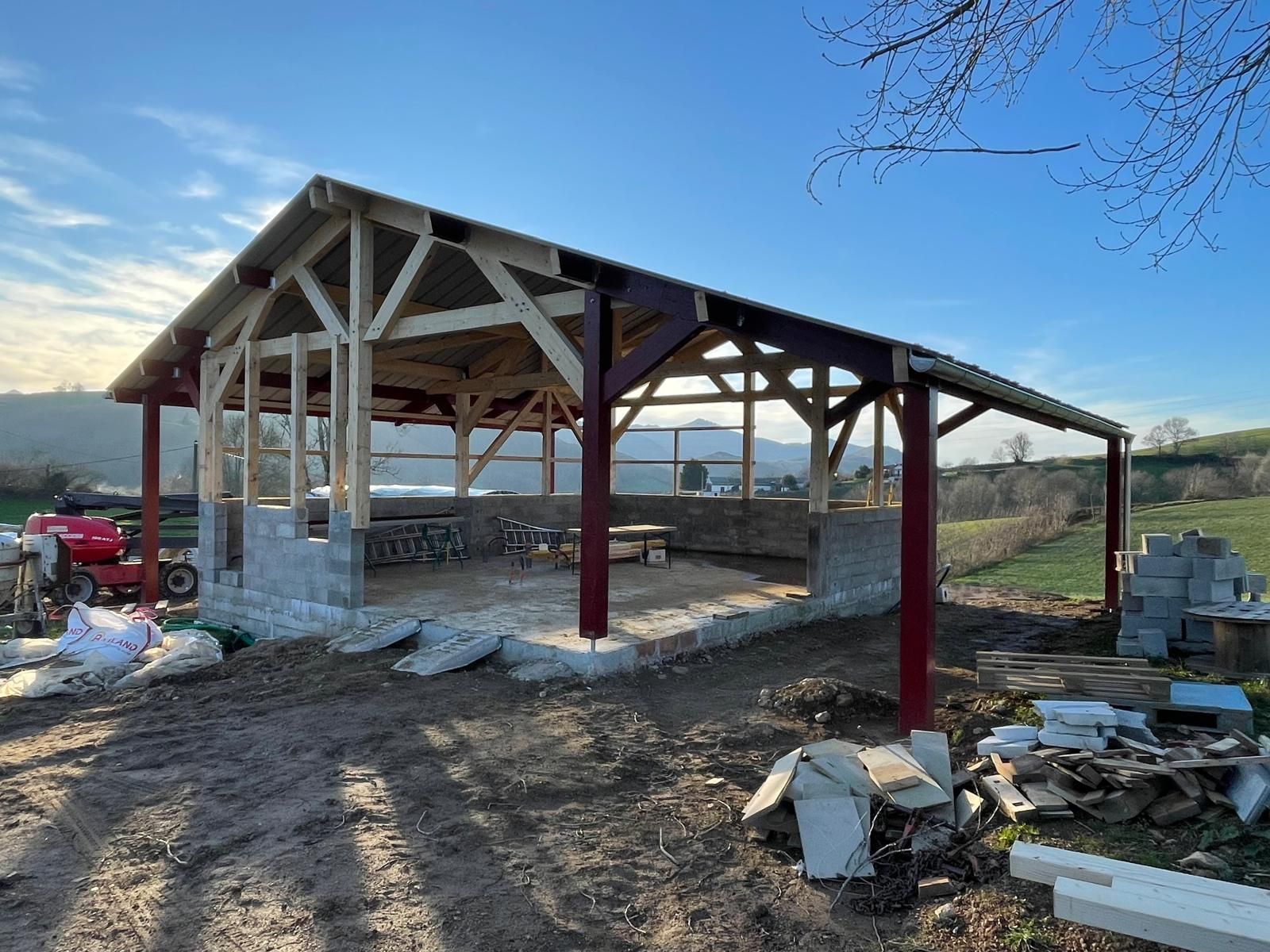 Montage charpente bâtiment agricole dans les Pyrénées-Atlantiques