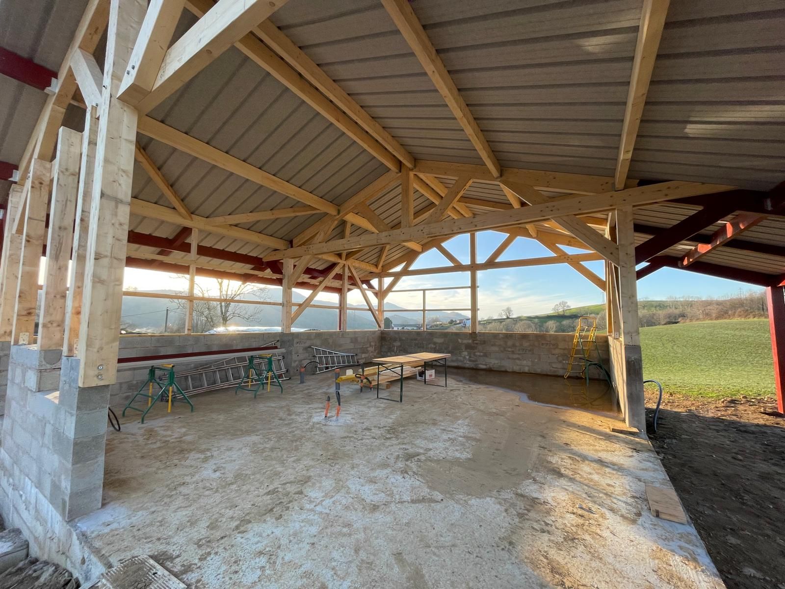 Montage charpente bâtiment agricole dans les Pyrénées-Atlantiques (64)