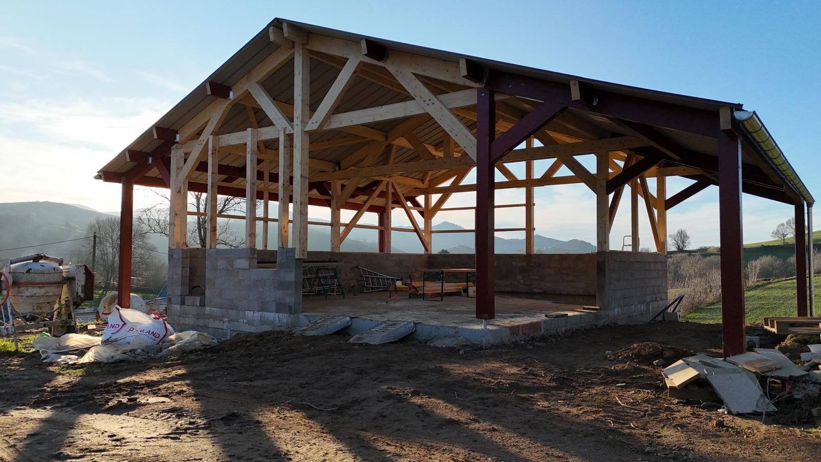 Montage charpente bâtiment agricole dans les Pyrénées-Atlantiques