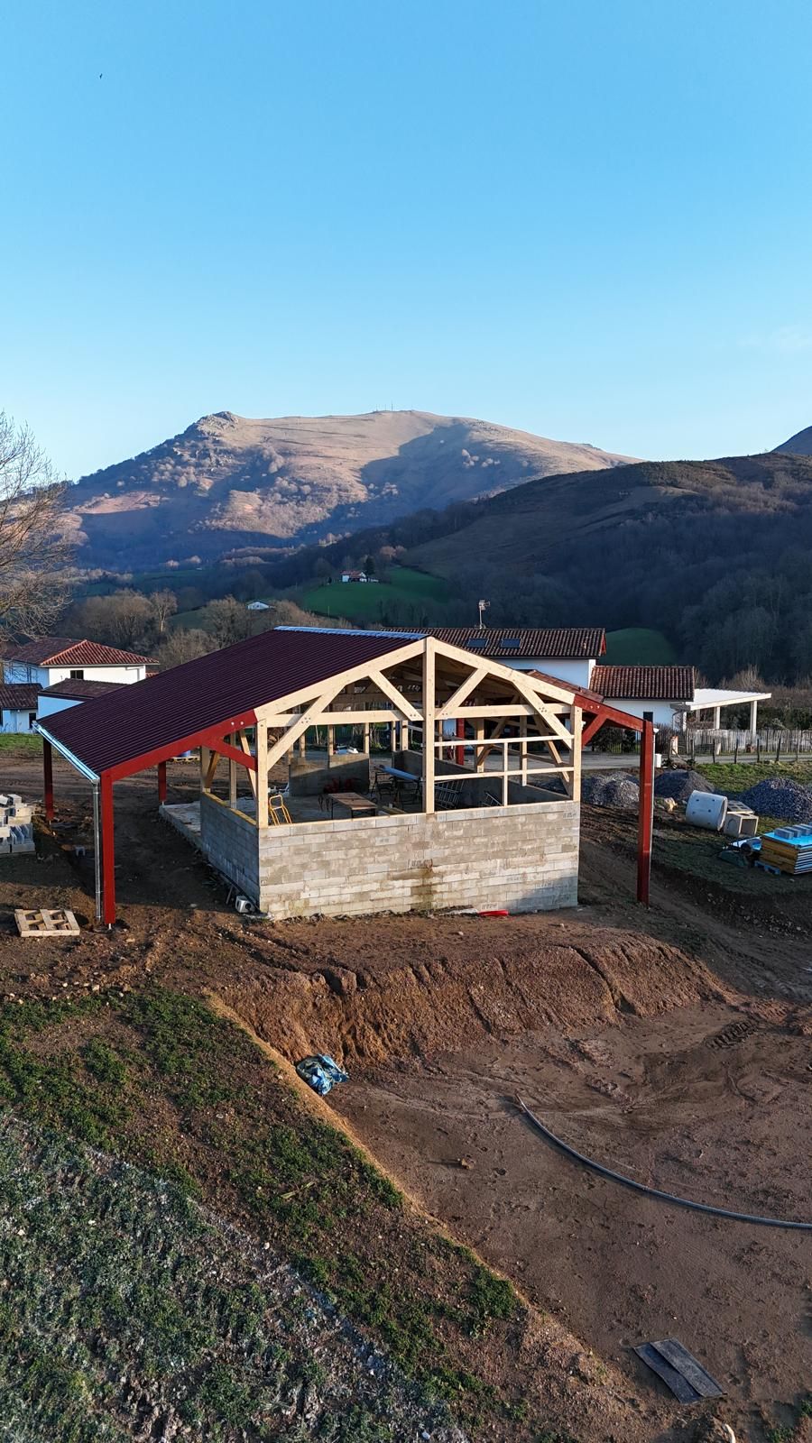 Montage charpente bâtiment agricole dans les Pyrénées-Atlantiques vue de haut